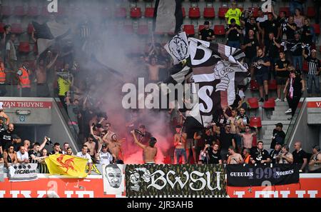 Waregem, Belgique, 21/08/2022, les supporters de Charleroi photographiés lors d'un match de football entre SV Zulte-Waregem et Sporting Charleroi, dimanche 21 août 2022 à Waregem, le jour 5 de la première division du championnat belge de la « Jupiler Pro League » en 2022-2023. BELGA PHOTO DAVID CATRY Banque D'Images