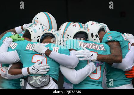 Miami. FL USA; Lynn Bowden Jr. (3) et Noah Igbinoghene (9), grande recepte des dauphins de Miami, se mettent en rencontre avec des coéquipiers qui se préparent à prendre le Banque D'Images