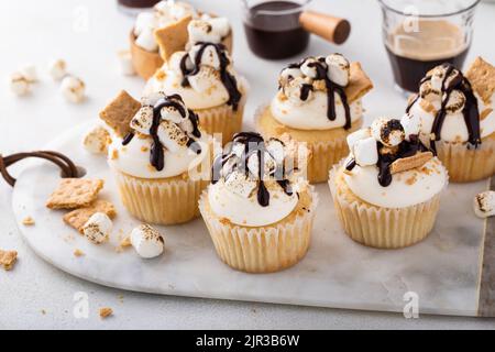 Smores cupcakes avec biscuits graham, marshmallows grillés et chocolat Banque D'Images