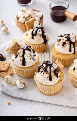 Smores cupcakes avec biscuits graham, marshmallows grillés et chocolat Banque D'Images