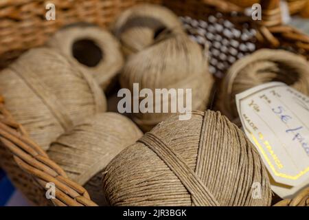 Un gros plan de fils de lin beige dans un panier à un marché aux puces de Paris, en France Banque D'Images