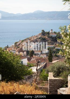 Vue sur la ville grecque d''Hydra, les toits en terre cuite et les jolies maisons Banque D'Images