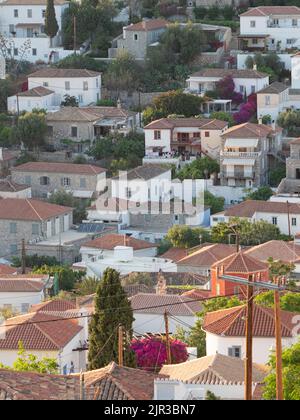 Vue sur la ville grecque d''Hydra, les toits en terre cuite et les jolies maisons Banque D'Images