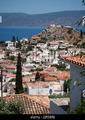 Vue sur la ville grecque d''Hydra, les toits en terre cuite et les jolies maisons Banque D'Images