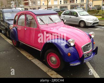 LE MANS, FRANCE - 08 MARS 2017 : arrêt de voiture Rose oltimer Citroën garée dans la rue du mans Banque D'Images