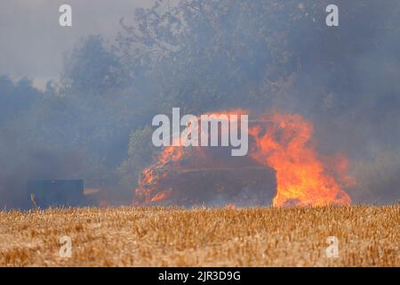 Balles de foin incendiées dans une ferme de Little Preston près de Leeds, West Yorkshire, Royaume-Uni Banque D'Images