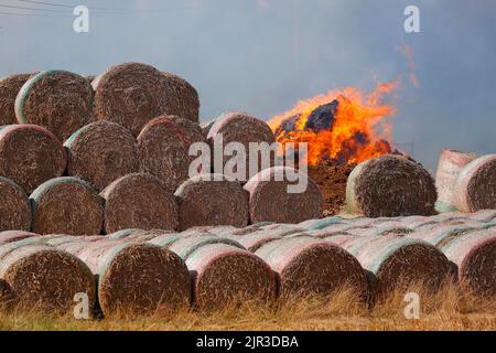 Balles de foin incendiées dans une ferme de Little Preston près de Leeds, West Yorkshire, Royaume-Uni Banque D'Images