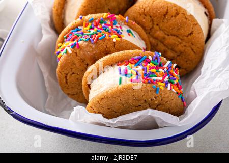 Des sandwiches à la crème glacée et aux biscuits sont empilés sur la table Banque D'Images