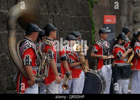 Groupe en attente de jouer dans le cadre de la procession religieuse, fort Santiago, Manille, Luzon, Philippines. Banque D'Images