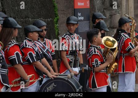 Groupe en attente de jouer dans le cadre de la procession religieuse, fort Santiago, Manille, Luzon, Philippines. Banque D'Images