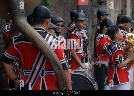 Groupe en attente de jouer dans le cadre de la procession religieuse, fort Santiago, Manille, Luzon, Philippines. Banque D'Images