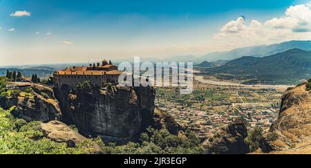 Vue panoramique sur un des nombreux monastères de Meteora placés au sommet des formations rocheuses. Vacances d'été en Grèce. Une architecture étonnante. Photo de haute qualité Banque D'Images