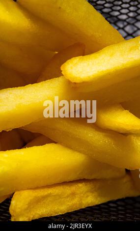 Un tas de pommes de terre frites dans un panier Banque D'Images
