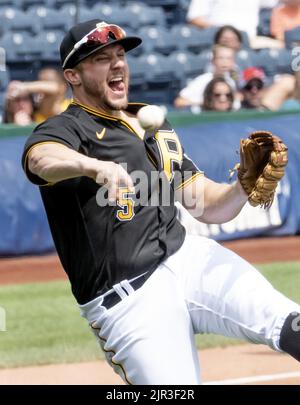 Pittsburgh, États-Unis. 21st août 2022. Kevin Padlo (5), troisième baseman de Pittsburgh Pirates, est juste un peu en retard, ce qui permet au joueur de Cincinnati Reds, TJ Friedl, de quitter le premier terrain pour un Brit dans le second repas de la victoire de Reds 9-5 au PNC Park, dimanche, à Pittsburgh, 21 août 2022. Photo par Archie Carpenter/UPI crédit: UPI/Alay Live News Banque D'Images