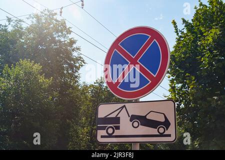 Gros plan des panneaux de signalisation - pas d'arrêt, zone d'évacuation. Panneaux contre le ciel et les arbres de la ville Banque D'Images