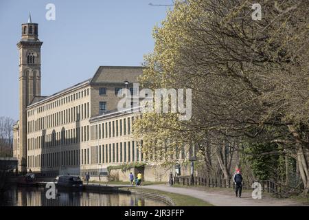 Salts Mill et le canal de Leeds et Liverpool à Saltaire, dans le West Yorkshire Banque D'Images