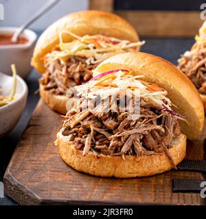 On a tiré des sandwiches de porc avec une griffe de cole sur des petits pains de brioche Banque D'Images