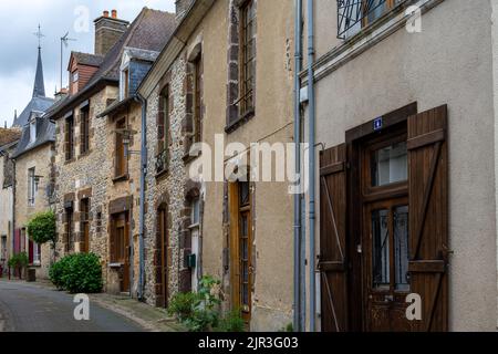 FRESNAY-SUR-SARTHE, FRANCE - 27th MAI 2022 : rue de belles maisons traditionnelles en pierre Banque D'Images