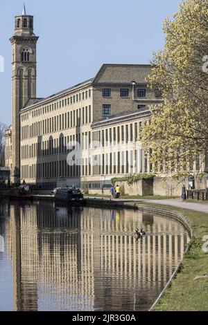 Salts Mill et le canal de Leeds et Liverpool à Saltaire, dans le West Yorkshire Banque D'Images