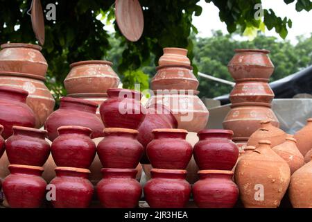 Céramique cuite maison faïence à base d'argile utilisée pour cuisiner ou stocker des aliments et pendant la fête traditionnelle du Festival en Inde. Var. Empilée Banque D'Images