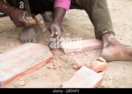 Indian Skilled Labor Making traditionnel pucker également connu sous le nom de Silwat Silvat Ammi Kalla ou Silbatta fait de Pierre à Grind, Crush ou lisse épices Banque D'Images