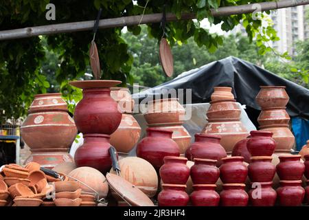 Céramique cuite maison faïence à base d'argile utilisée pour cuisiner ou stocker des aliments et pendant la fête traditionnelle du Festival en Inde. Var. Empilée Banque D'Images