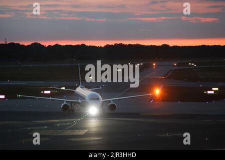 Hambourg, Allemagne. 21st août 2022. Un avion Lufthansa arrive à l'aéroport de Hambourg dans la soirée. Les employés d'une entreprise de maintenance de l'aéroport de Hambourg prévoient de faire une grève d'avertissement de 48 heures à partir de dimanche soir pour faire pression en faveur d'un meilleur salaire. Crédit : Bodo Marks/dpa/Alay Live News Banque D'Images