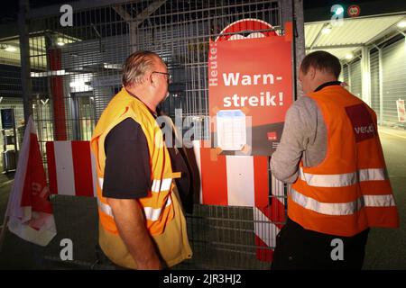 Hambourg, Allemagne. 21st août 2022. Les membres de Verdi raccrochent des affiches à l'aéroport de Hambourg annonçant une grève d'avertissement. Les employés d'une entreprise de maintenance de l'aéroport de Hambourg veulent faire une grève d'avertissement pendant 48 heures à partir de dimanche soir pour pousser à un meilleur salaire. Crédit : Bodo Marks/dpa/Alay Live News Banque D'Images