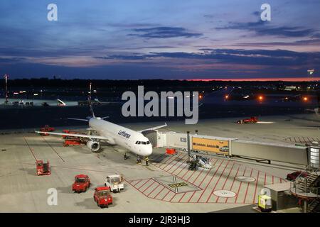 Hambourg, Allemagne. 21st août 2022. Un avion Lufthansa se tient sur le tablier à l'aéroport de Hambourg dans la soirée. Les employés d'une entreprise de maintenance de l'aéroport de Hambourg prévoient de faire une grève d'avertissement de 48 heures à partir de dimanche soir pour faire pression en faveur d'un meilleur salaire. Crédit : Bodo Marks/dpa/Alay Live News Banque D'Images