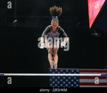 Tampa, Floride. ÉTATS-UNIS, 21 août 2022 : Shilese Jones se réchauffe dans les bars avant la finale des championnats de gymnastique américains 2022 à l'Amalie Arena de Tampa, en Floride. Kyle Okita/CSM Banque D'Images