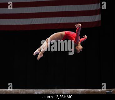 Tampa, Floride. ÉTATS-UNIS, 21 août 2022 : Konnor McClain se réchauffe sur le faisceau de balance avant la finale des championnats de gymnastique américains 2022 à l'Amalie Arena de Tampa, FL. Kyle Okita/CSM Banque D'Images