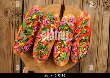 Sandwiches végétariens avec betterave, poivron, persil et scallion sur fond de bois horizontal Banque D'Images