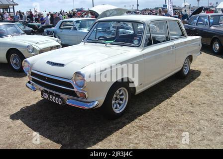 Une Ford Cortina GT 1966 deux portes exposée au salon automobile classique de la Côte d'Azur, Paignton, Devon, Angleterre, Royaume-Uni. Banque D'Images