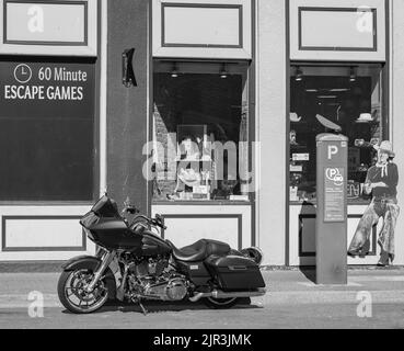 Harley Davidson moto sur la rue de la ville. Moto noire en noir et blanc photo Banque D'Images