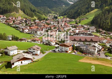 Selva Val Gardena ou Wolkenstein un village de vacances d'été et d'hiver à Val Gardena sous Sellagrupe ou Gruppo di Sella, Tirol du Sud, Dolomiten mounta Banque D'Images