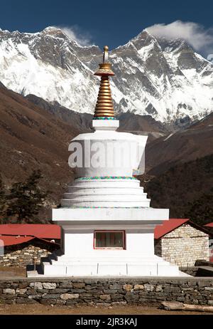 Stupa, Lhotse et le sommet de l'Everest depuis le monastère de Tengboche avec un beau ciel - chemin vers le camp de base de l'Everest, parc national de Sagarmatha, vallée de Khumbu, NEPA Banque D'Images