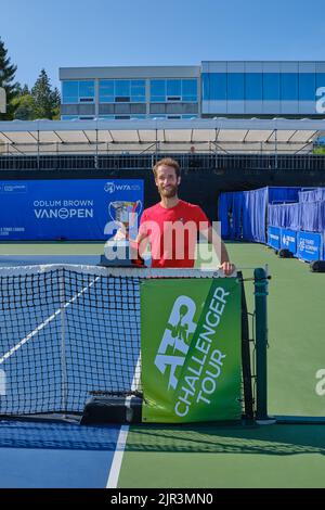 West Vancouver, Canada, le 21st août 2022 : constant Lestienne (FRA) a battu Arthur Rinderknech (FRA) 6-0, 4-6, 6-3 au match final des célibataires Odlum Brown VanOpen Mens au Hollyburn Country Club de West Vancouver, Canada. Crédit : Joe ng/Alay Live News Banque D'Images