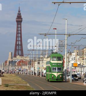 Promenade et tour de Blackpool avec un 1930s historique vert et crème English Electric Balloon tramway numéro 700, bord de mer du Lancashire, Angleterre, Royaume-Uni Banque D'Images
