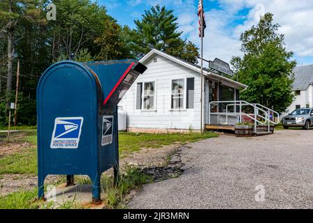 Une boîte aux lettres à l'extérieur d'un petit bureau de poste des États-Unis à South Tamworth, New Hampshire 03883 Banque D'Images