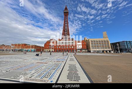 La tour Blackpool avec des actes inscrits en premier plan, un jour d'été, la promenade, Blackpool, Lancashire, Angleterre, Royaume-Uni, FY1 4BJ Banque D'Images