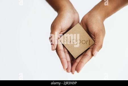 C'est pour une bonne cause. Une femme méconnaissable tenant une carte vierge. Banque D'Images