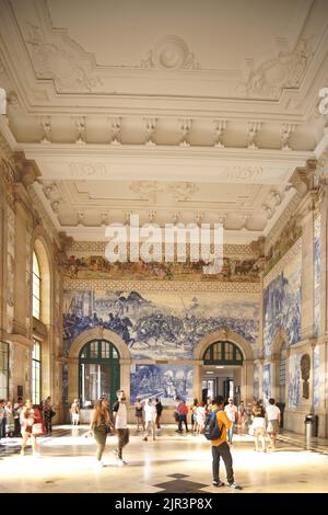 Touristes devant le palais gothique du Recteur avec des constructions de la Renaissance et voûtées Banque D'Images