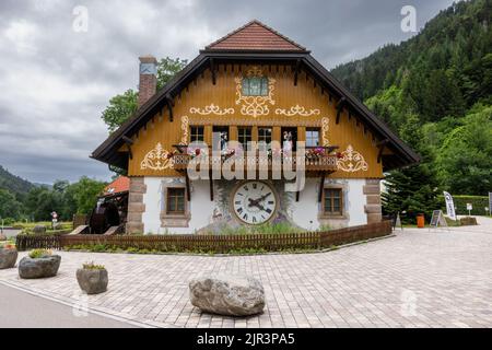 Horloge géante au Hofgut Sternen Black Forest Village à Hollsteig, Breitnau près de Fribourg, Forêt-Noire, Allemagne Banque D'Images