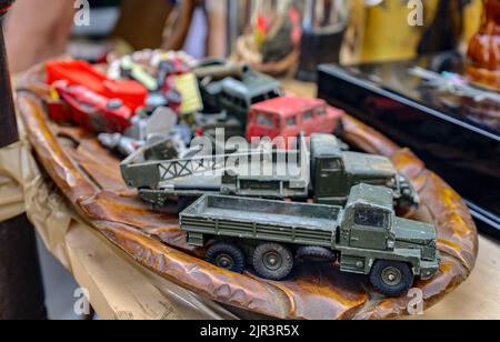 Un gros plan de camions de jouets d'époque dans un marché aux puces de Paris, en France Banque D'Images