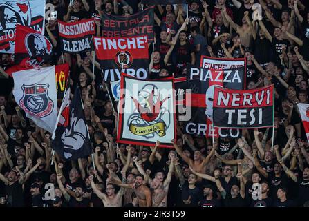 Bergame , Italia - 21/08/2022, Foto Spada/Lapresse 21 Agosto 2022 - Bergame , Italia - sport, calcio - Atalanta vs Milan - Campionato italiano di calcio Serie A TIM 2022/2023 - Stadio Gewiss . Nella foto: tifosi milan 21 août 2022 Bergame , Italie - sport, calcio - Atalanta vs Milan - Championnat italien de football série A 2022/2023 - Stade Gewiss . Sur la photo : fans de milan Banque D'Images