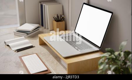 Espace de travail minimal moderne avec ordinateur portable écran blanc maquette sur support en bois pour ordinateur portable, clavier, papeterie et décoration sur la table. cl Banque D'Images