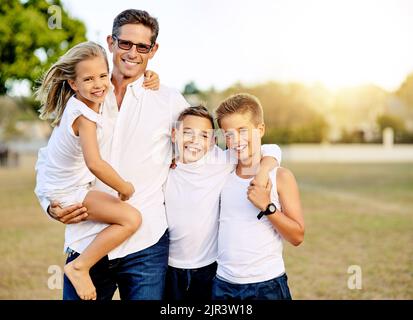 La famille est la seule chose qui compte dans le monde. Une famille heureuse passant du temps ensemble dehors. Banque D'Images