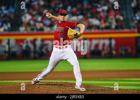 Le pichet des Diamondbacks d'Arizona Kevin Ginkel (37) se lance contre les Cardinals de Saint-Louis dans le septième repas lors d'un match de baseball de la MLB, dimanche, Augus Banque D'Images