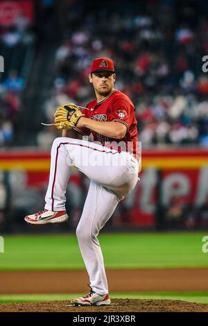 Le pichet des Diamondbacks d'Arizona Kevin Ginkel (37) se lance contre les Cardinals de Saint-Louis dans le septième repas lors d'un match de baseball de la MLB, dimanche, Augus Banque D'Images