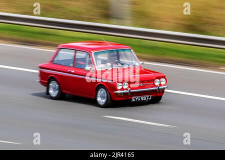 1971 70s années 70 Red SUNBEAM IMP 876cc essence voiture ancienne britannique voyageant sur l'autoroute M6, Royaume-Uni Banque D'Images